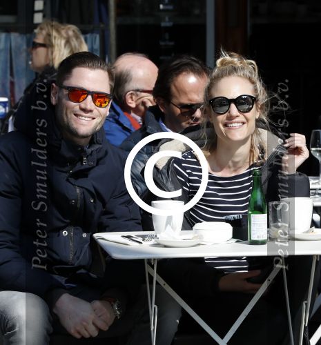 Amsterdam 23 maart 2017  
Kimberly Klaver en haar man Bas Schothorst op terras in Amsterdam