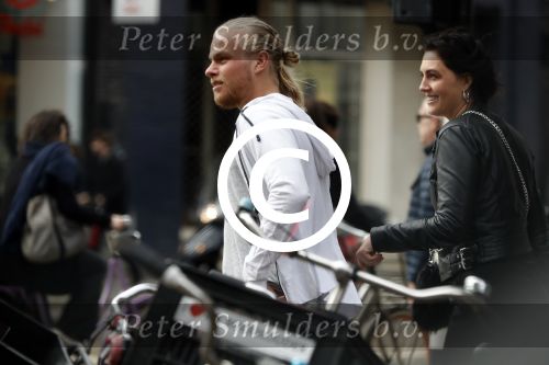 Amsterdam 19 maart 2017 
Koen Verweij met (een) vriendin op straat in Amsterdam zuid.