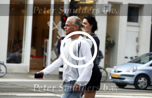 Amsterdam 19 maart 2017 
Koen Verweij met (een) vriendin op straat in Amsterdam zuid.