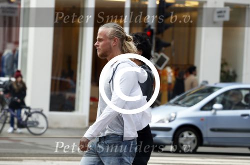 Amsterdam 19 maart 2017 
Koen Verweij met (een) vriendin op straat in Amsterdam zuid.