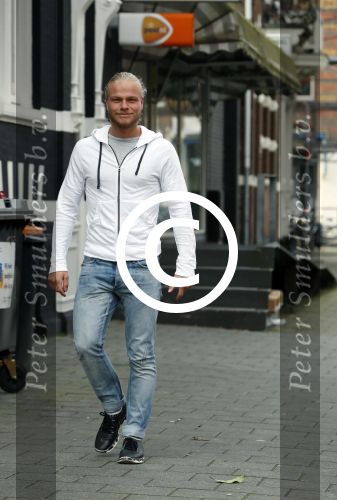 Amsterdam 19 maart 2017 
Koen Verweij met (een) vriendin op straat in Amsterdam zuid.