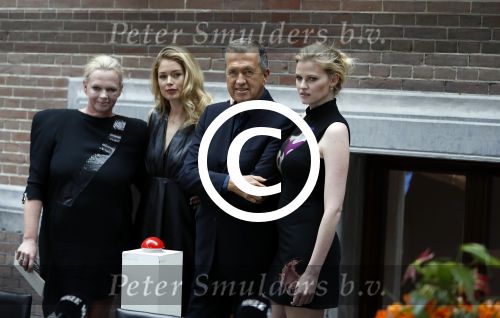 Amsterdam 8 maart 2017
Voque 5 jaar. Op de cover staan Doutzen Kroes en Lara Stone. Mario Testino is de fotograaf . Hoofdredaktrice Karin Swerink is ook aanwezig in het conservatorium hotel.