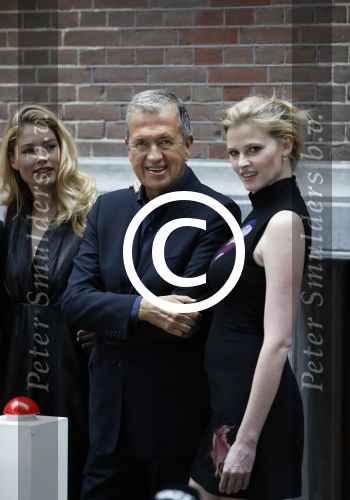 Amsterdam 8 maart 2017
Voque 5 jaar. Op de cover staan Doutzen Kroes en Lara Stone. Mario Testino is de fotograaf . Hoofdredaktrice Karin Swerink is ook aanwezig in het conservatorium hotel.