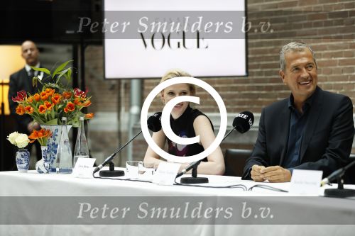Amsterdam 8 maart 2017
Voque 5 jaar. Op de cover staan Doutzen Kroes en Lara Stone. Mario Testino is de fotograaf . Hoofdredaktrice Karin Swerink is ook aanwezig in het conservatorium hotel.