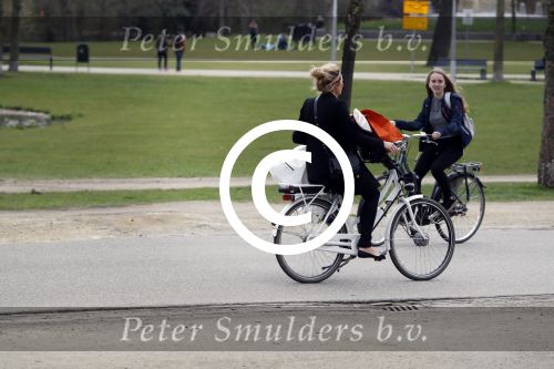 Amsterdam 29 maart 2017
Lieke v Lexmond op de fiets in het vondelpark