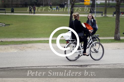 Amsterdam 29 maart 2017
Lieke v Lexmond op de fiets in het vondelpark