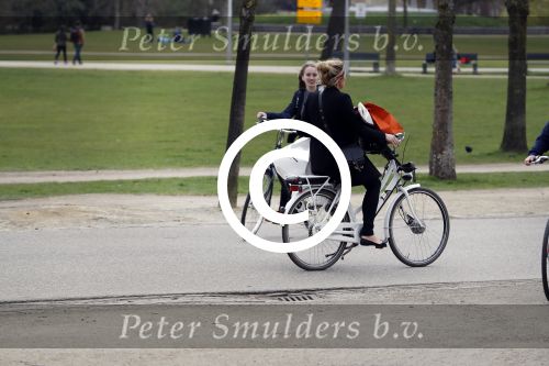 Amsterdam 29 maart 2017
Lieke v Lexmond op de fiets in het vondelpark