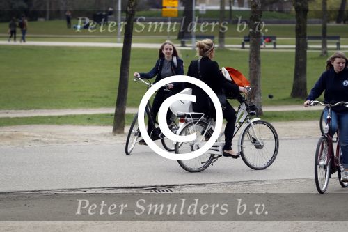 Amsterdam 29 maart 2017
Lieke v Lexmond op de fiets in het vondelpark