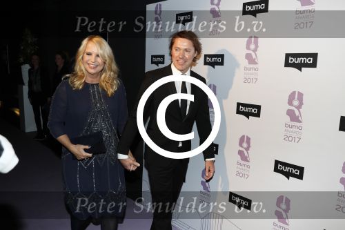 Hilversum 6 maart 2017
Uitreiking Buma awards in studio 21. Linda de Mol met Jeroen Rietbergen en zoon Julian Vahle