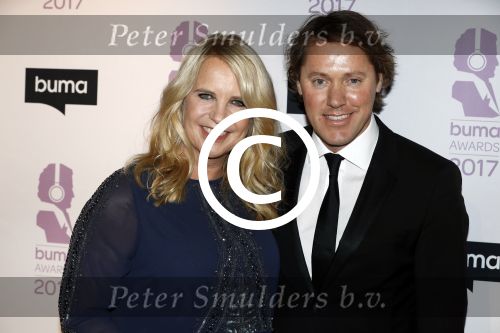 Hilversum 6 maart 2017
Uitreiking Buma awards in studio 21. Linda de Mol met Jeroen Rietbergen en zoon Julian Vahle
