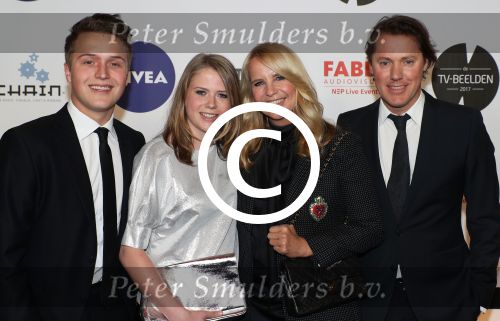 Amsterdam, 28 Maart 2017
TV Beelden 2017
Linda de Mol en partner Jeroen Rietbergen, en kinderen Julian en Noa