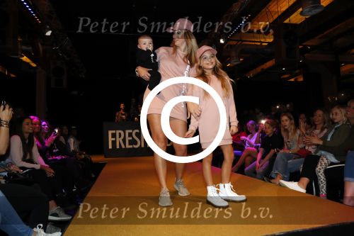 Amsterdam 26 maart 2017
Modeshow freshkids in the harbour club . kinderen en vrouwen van diverse voetballers liepen mee. Luc Castaignos keek trots naar zijn vrouw en kids