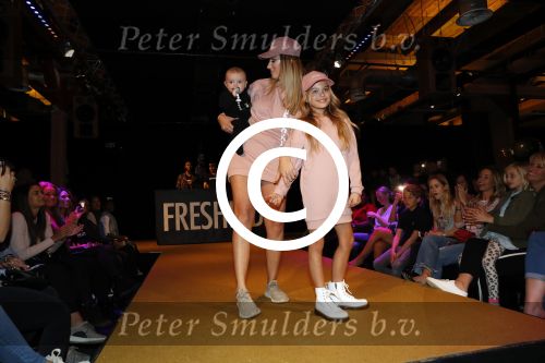 Amsterdam 26 maart 2017
Modeshow freshkids in the harbour club . kinderen en vrouwen van diverse voetballers liepen mee. Luc Castaignos keek trots naar zijn vrouw en kids