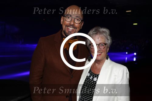 Utrecht 23 maart 2017
Premiere Holiday on ice in de jaarbeurs met Maxim en Rene Froger. maik de Boer met zijn moeder
