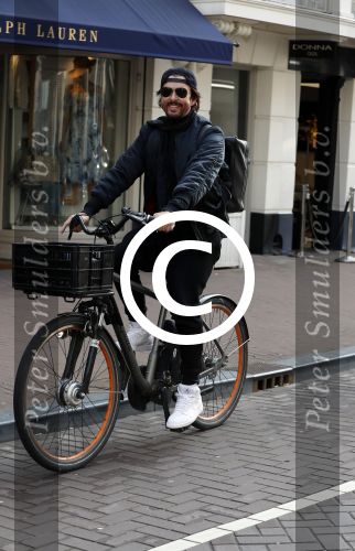 Amsterdam 28 maart 2017
Mari v d Ven op zijn electrische fiets op de pc hooftstraat