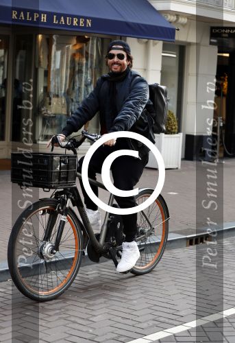 Amsterdam 28 maart 2017
Mari v d Ven op zijn electrische fiets op de pc hooftstraat
