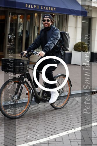 Amsterdam 28 maart 2017
Mari v d Ven op zijn electrische fiets op de pc hooftstraat