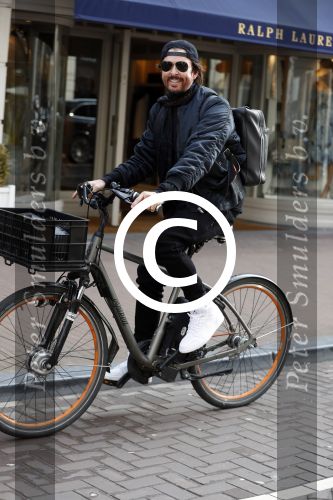 Amsterdam 28 maart 2017
Mari v d Ven op zijn electrische fiets op de pc hooftstraat