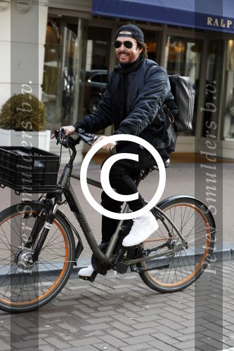 Amsterdam 28 maart 2017
Mari v d Ven op zijn electrische fiets op de pc hooftstraat