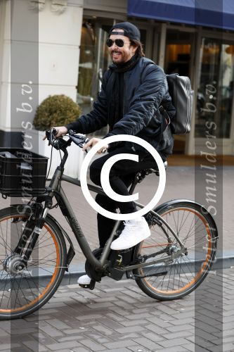 Amsterdam 28 maart 2017
Mari v d Ven op zijn electrische fiets op de pc hooftstraat
