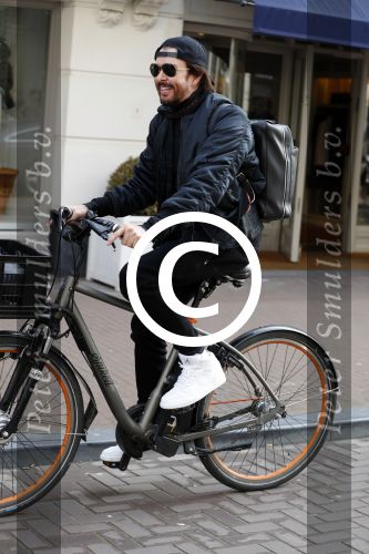 Amsterdam 28 maart 2017
Mari v d Ven op zijn electrische fiets op de pc hooftstraat