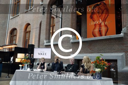 Amsterdam 8 maart 2017
Voque 5 jaar. Op de cover staan Doutzen Kroes en Lara Stone. Mario Testino is de fotograaf . Hoofdredaktrice Karin Swerink is ook aanwezig in het conservatorium hotel.