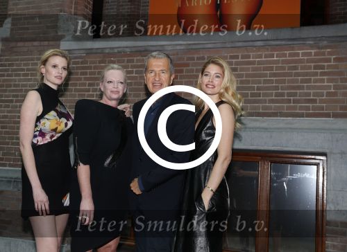 Amsterdam 8 maart 2017
Voque 5 jaar. Op de cover staan Doutzen Kroes en Lara Stone. Mario Testino is de fotograaf . Hoofdredaktrice Karin Swerink is ook aanwezig in het conservatorium hotel.