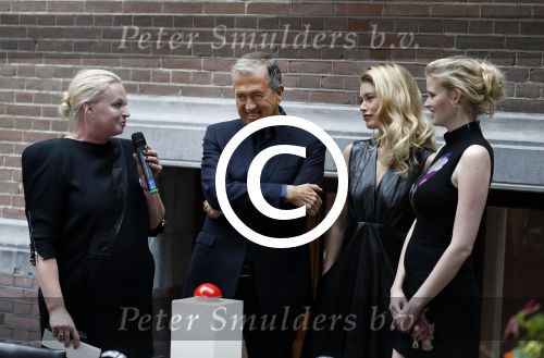 Amsterdam 8 maart 2017
Voque 5 jaar. Op de cover staan Doutzen Kroes en Lara Stone. Mario Testino is de fotograaf . Hoofdredaktrice Karin Swerink is ook aanwezig in het conservatorium hotel.