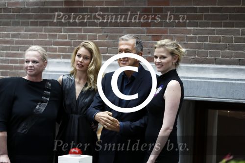 Amsterdam 8 maart 2017
Voque 5 jaar. Op de cover staan Doutzen Kroes en Lara Stone. Mario Testino is de fotograaf . Hoofdredaktrice Karin Swerink is ook aanwezig in het conservatorium hotel.