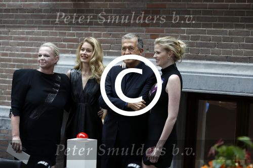 Amsterdam 8 maart 2017
Voque 5 jaar. Op de cover staan Doutzen Kroes en Lara Stone. Mario Testino is de fotograaf . Hoofdredaktrice Karin Swerink is ook aanwezig in het conservatorium hotel.