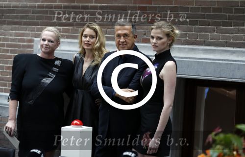 Amsterdam 8 maart 2017
Voque 5 jaar. Op de cover staan Doutzen Kroes en Lara Stone. Mario Testino is de fotograaf . Hoofdredaktrice Karin Swerink is ook aanwezig in het conservatorium hotel.