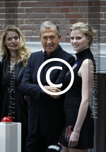 Amsterdam 8 maart 2017
Voque 5 jaar. Op de cover staan Doutzen Kroes en Lara Stone. Mario Testino is de fotograaf . Hoofdredaktrice Karin Swerink is ook aanwezig in het conservatorium hotel.
