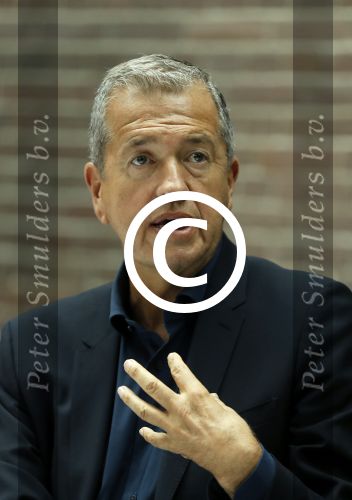 Amsterdam 8 maart 2017
Voque 5 jaar. Op de cover staan Doutzen Kroes en Lara Stone. Mario Testino is de fotograaf . Hoofdredaktrice Karin Swerink is ook aanwezig in het conservatorium hotel.