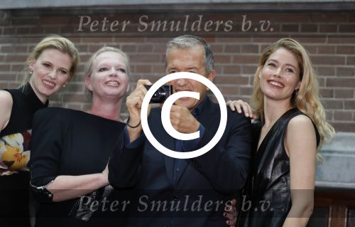 Amsterdam 8 maart 2017
Voque 5 jaar. Op de cover staan Doutzen Kroes en Lara Stone. Mario Testino is de fotograaf . Hoofdredaktrice Karin Swerink is ook aanwezig in het conservatorium hotel.
