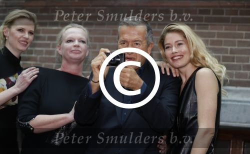 Amsterdam 8 maart 2017
Voque 5 jaar. Op de cover staan Doutzen Kroes en Lara Stone. Mario Testino is de fotograaf . Hoofdredaktrice Karin Swerink is ook aanwezig in het conservatorium hotel.