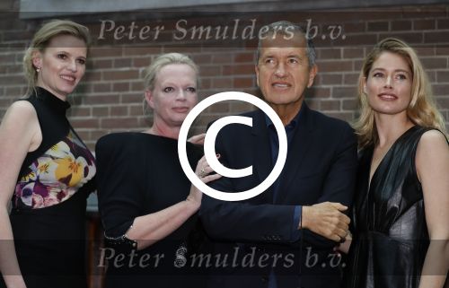 Amsterdam 8 maart 2017
Voque 5 jaar. Op de cover staan Doutzen Kroes en Lara Stone. Mario Testino is de fotograaf . Hoofdredaktrice Karin Swerink is ook aanwezig in het conservatorium hotel.