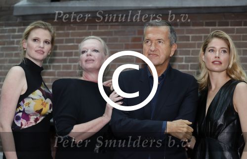 Amsterdam 8 maart 2017
Voque 5 jaar. Op de cover staan Doutzen Kroes en Lara Stone. Mario Testino is de fotograaf . Hoofdredaktrice Karin Swerink is ook aanwezig in het conservatorium hotel.