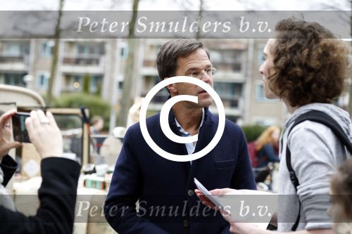 Amsterdam 2 maart 2017
Mark Ruute in gesprek met mensen bij winkelcentrum het gelderlandplein. Er was ook politie aanwezig.
