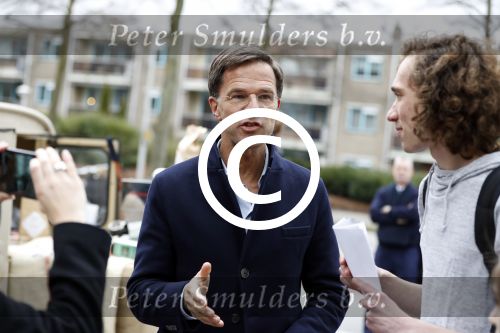 Amsterdam 2 maart 2017
Mark Ruute in gesprek met mensen bij winkelcentrum het gelderlandplein. Er was ook politie aanwezig.