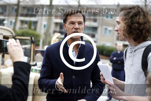 Amsterdam 2 maart 2017
Mark Ruute in gesprek met mensen bij winkelcentrum het gelderlandplein. Er was ook politie aanwezig.