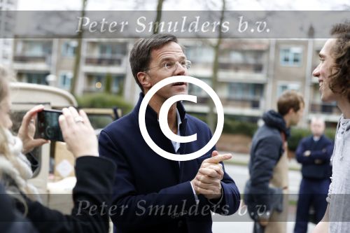Amsterdam 2 maart 2017
Mark Ruute in gesprek met mensen bij winkelcentrum het gelderlandplein. Er was ook politie aanwezig.