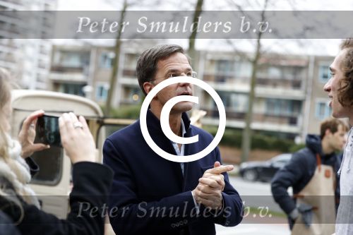 Amsterdam 2 maart 2017
Mark Ruute in gesprek met mensen bij winkelcentrum het gelderlandplein. Er was ook politie aanwezig.