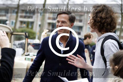 Amsterdam 2 maart 2017
Mark Ruute in gesprek met mensen bij winkelcentrum het gelderlandplein. Er was ook politie aanwezig.