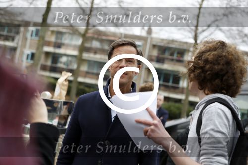 Amsterdam 2 maart 2017
Mark Ruute in gesprek met mensen bij winkelcentrum het gelderlandplein. Er was ook politie aanwezig.