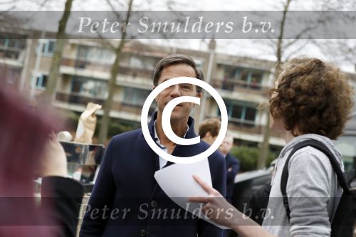 Amsterdam 2 maart 2017
Mark Ruute in gesprek met mensen bij winkelcentrum het gelderlandplein. Er was ook politie aanwezig.