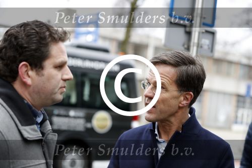 Amsterdam 2 maart 2017
Mark Ruute in gesprek met mensen bij winkelcentrum het gelderlandplein. Er was ook politie aanwezig.
