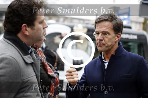 Amsterdam 2 maart 2017
Mark Ruute in gesprek met mensen bij winkelcentrum het gelderlandplein. Er was ook politie aanwezig.