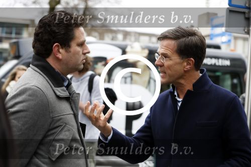 Amsterdam 2 maart 2017
Mark Ruute in gesprek met mensen bij winkelcentrum het gelderlandplein. Er was ook politie aanwezig.