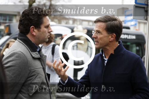 Amsterdam 2 maart 2017
Mark Ruute in gesprek met mensen bij winkelcentrum het gelderlandplein. Er was ook politie aanwezig.