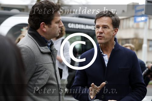 Amsterdam 2 maart 2017
Mark Ruute in gesprek met mensen bij winkelcentrum het gelderlandplein. Er was ook politie aanwezig.